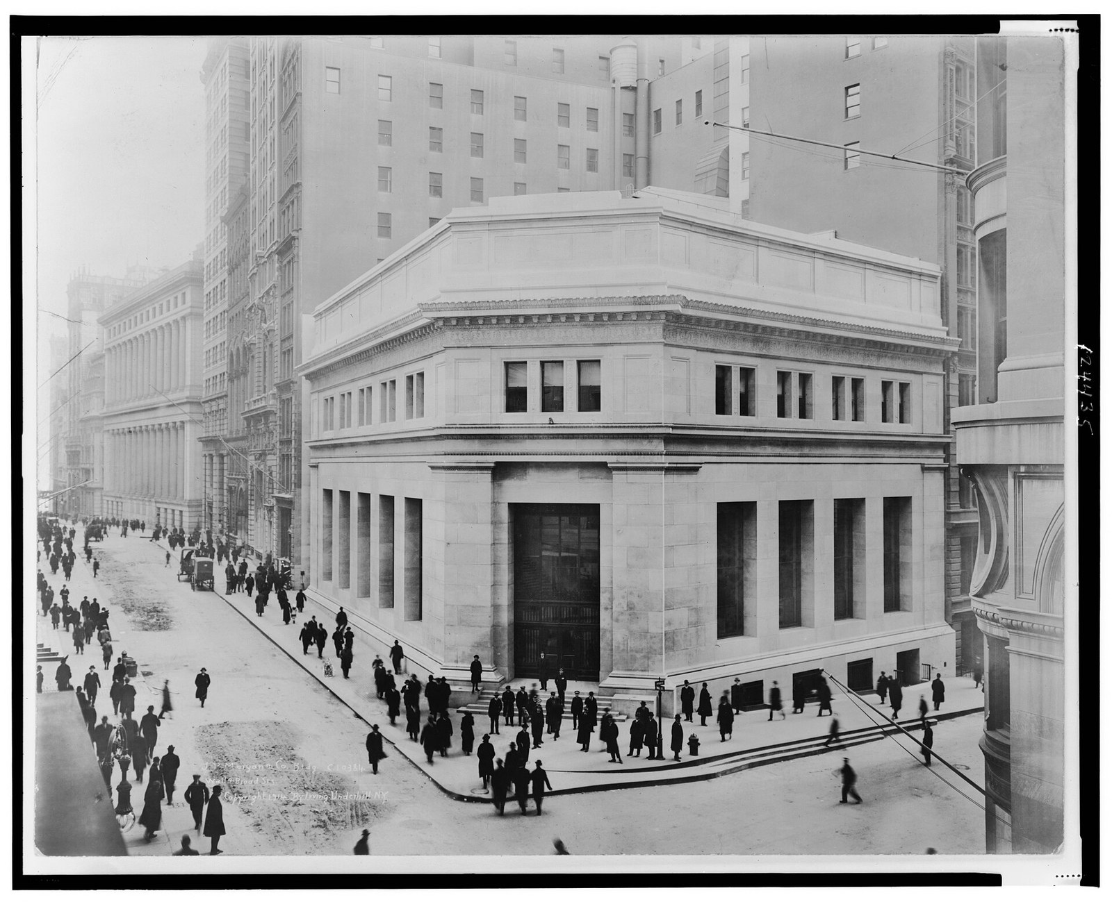 The New York Federal Reserve, where a thirteen-bank consortium loan was assembled in 36 hours to save the Hunts and the brokers exposed to them. (Photo: Underhill, Irving, -1960, photographer / Public domain)